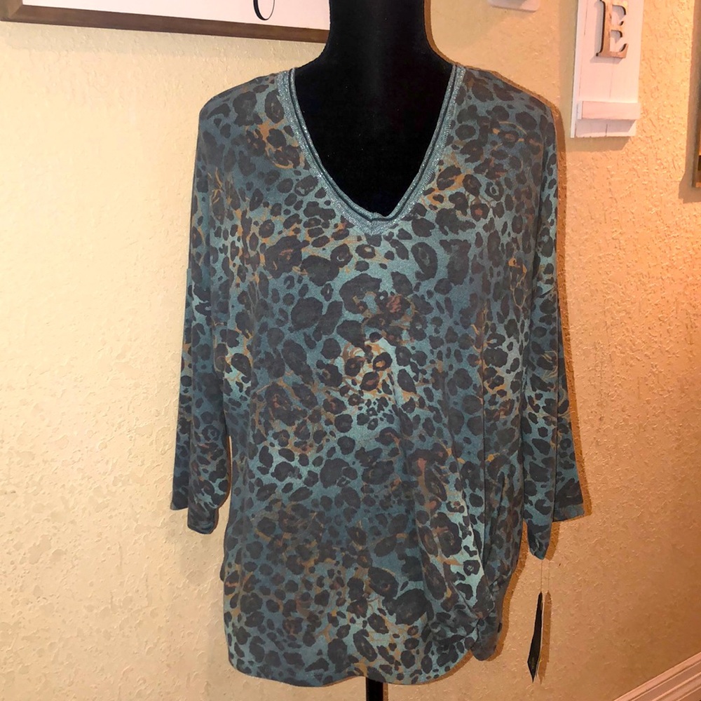 Democracy
Knot Hem V-Neck Top